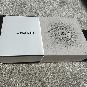 Chanel White and Gray Decorative Box🎊🎉🎊🎊🎁🎁🎁🎁